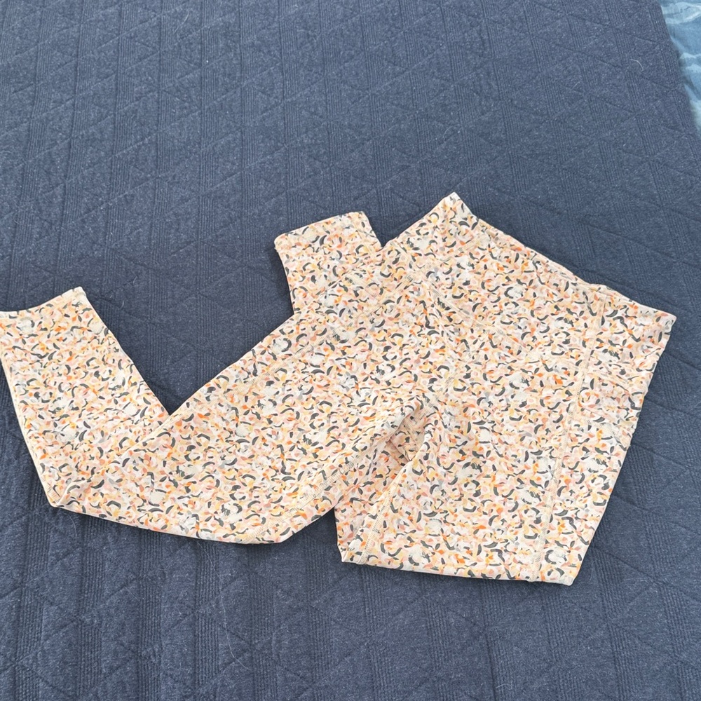 Kenisis leggings. 
Worn once
Silky soft and very comfortable!